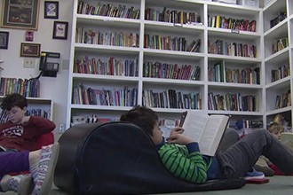 La profesora cuyos alumnos leen 40 libros al año (y lo hacen por placer)