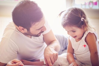 Para leer a los niños, mejor evita el libro electrónico