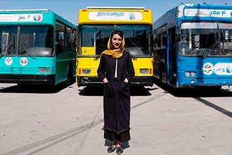 Crear oportunidades para pensar críticamente: los autobuses-biblioteca de Kabul