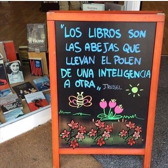 Los libros son las abejas que llevan el polen de una inteligencia a otra