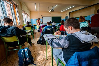 Los adolescentes que leen en papel mejoran su comprensión frente a quienes lo hacen en pantalla