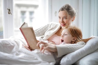 Los niños que leen en casa con sus padres llevan medio curso de ventaja respecto a los que no lo hacen
